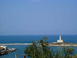Vieste, Pizzomunno, Gargano - Splendida citt&agrave; sul Gargano, con numerosi alberghi, residence, hotel, villaggi, pensioni, agenzie e agriturismo a disposizione del Turismo. 